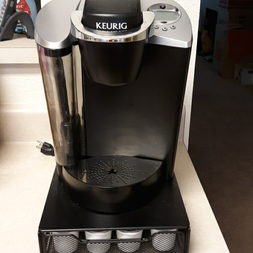 Keurig coffee maker with pod organizer base